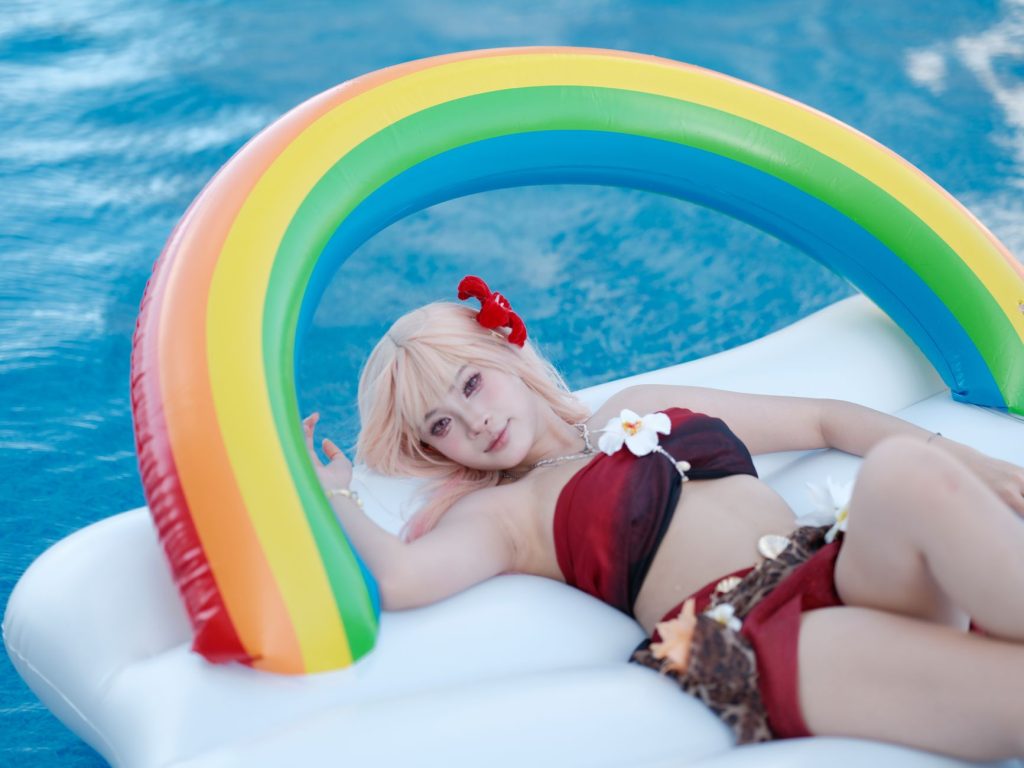 Mujer en bikini junto al agua