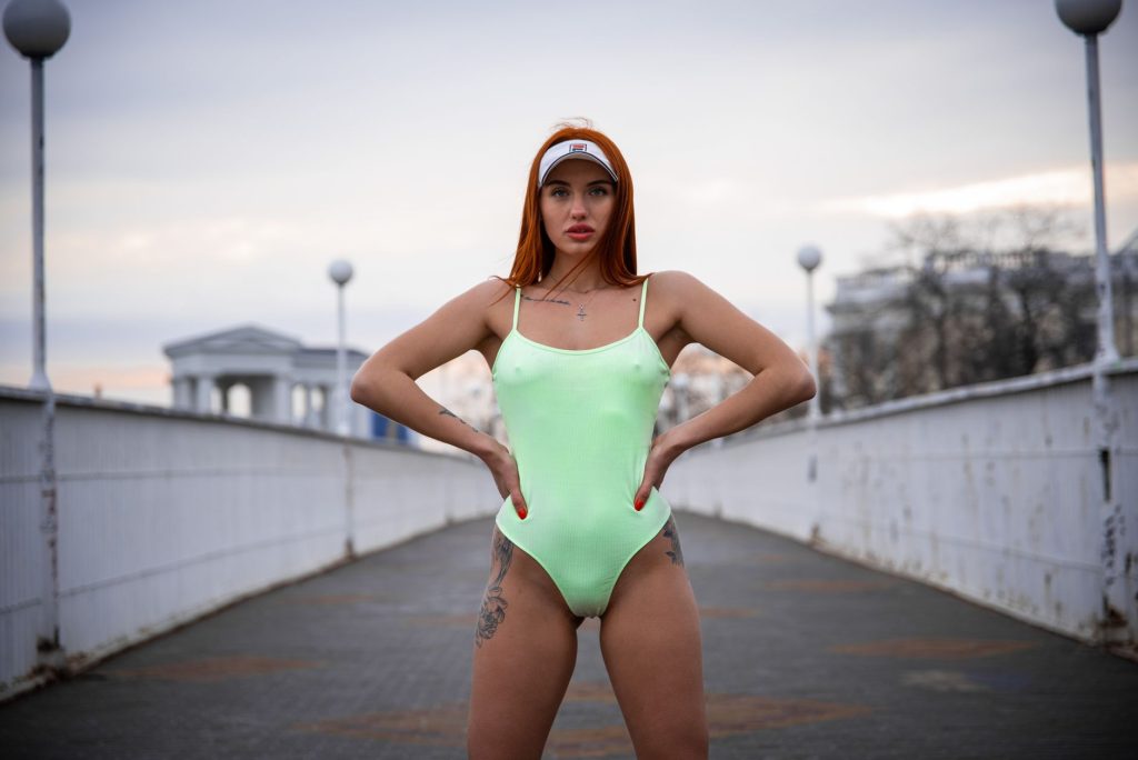 Mujer en bikini junto al agua