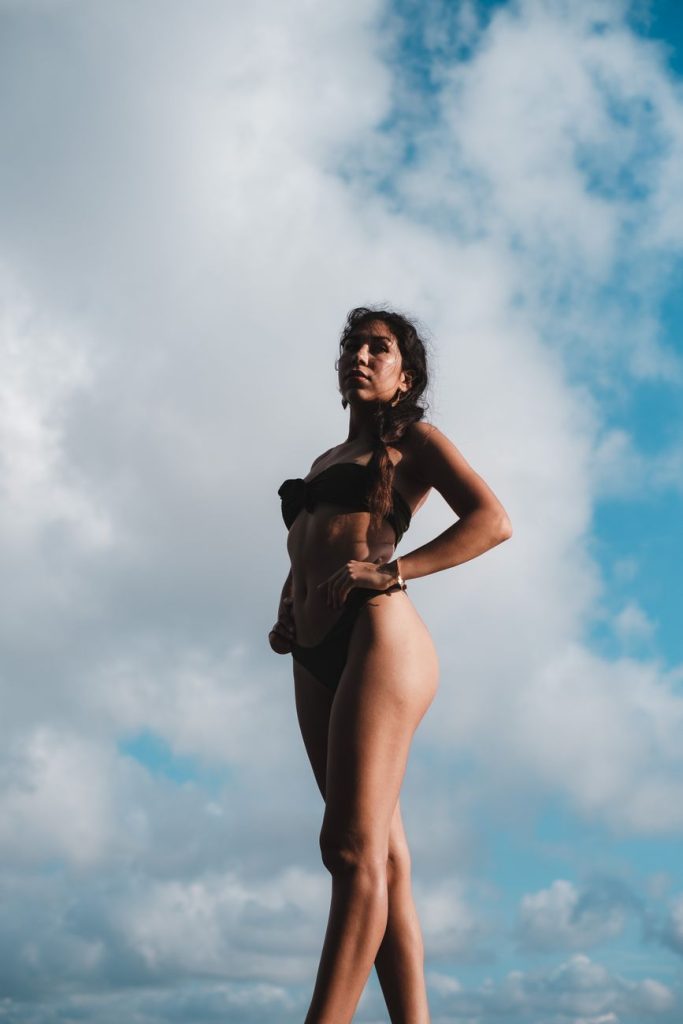 Mujer en bikini junto al agua