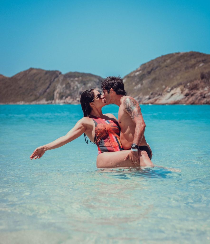 Mujer en bikini junto al agua