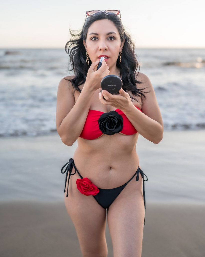 Mujer en bikini junto al agua
