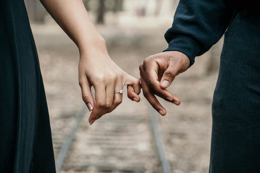 Pareja abrazada