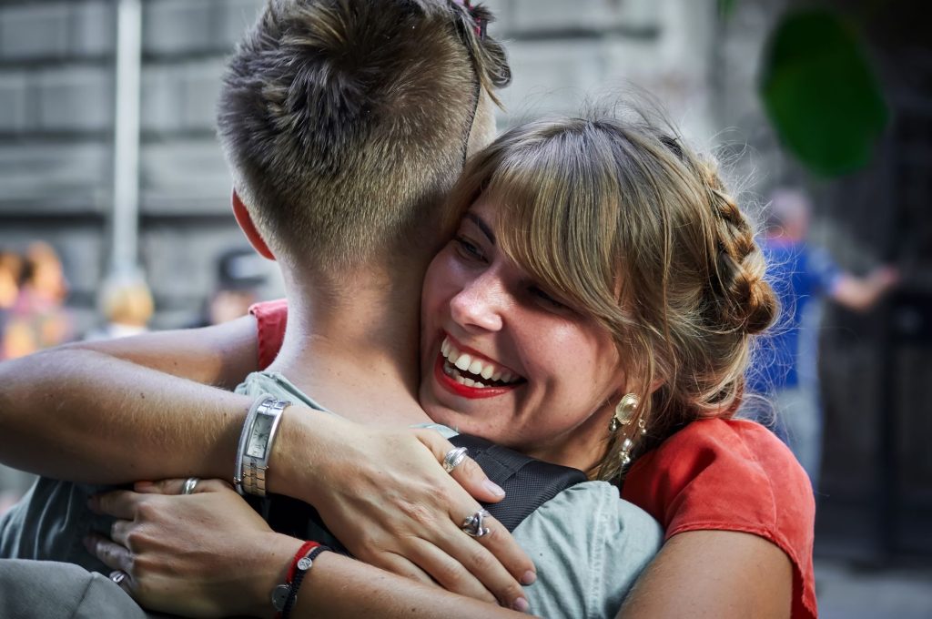 Pareja abrazada
