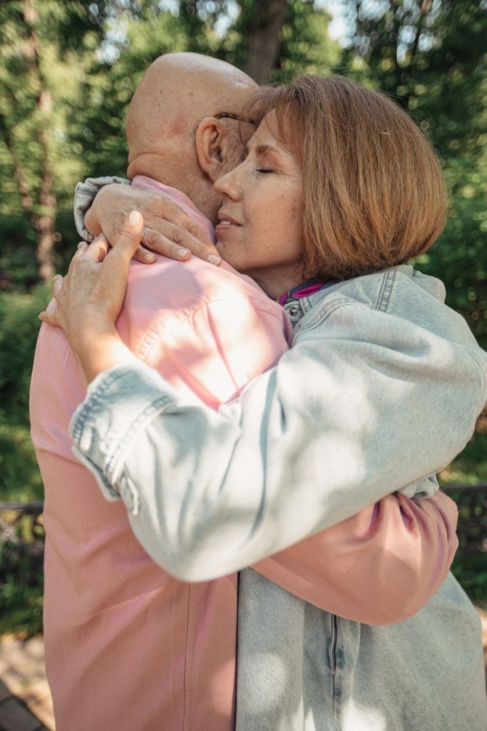 Pareja abrazada