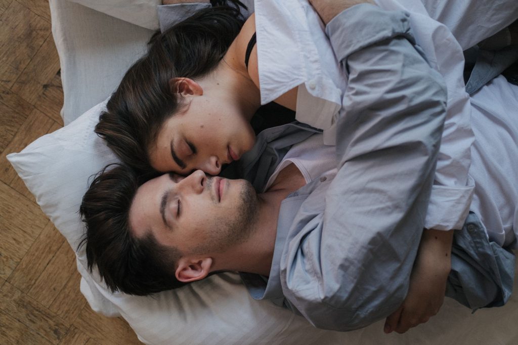 Pareja abrazada