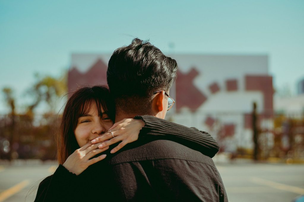 Pareja abrazada