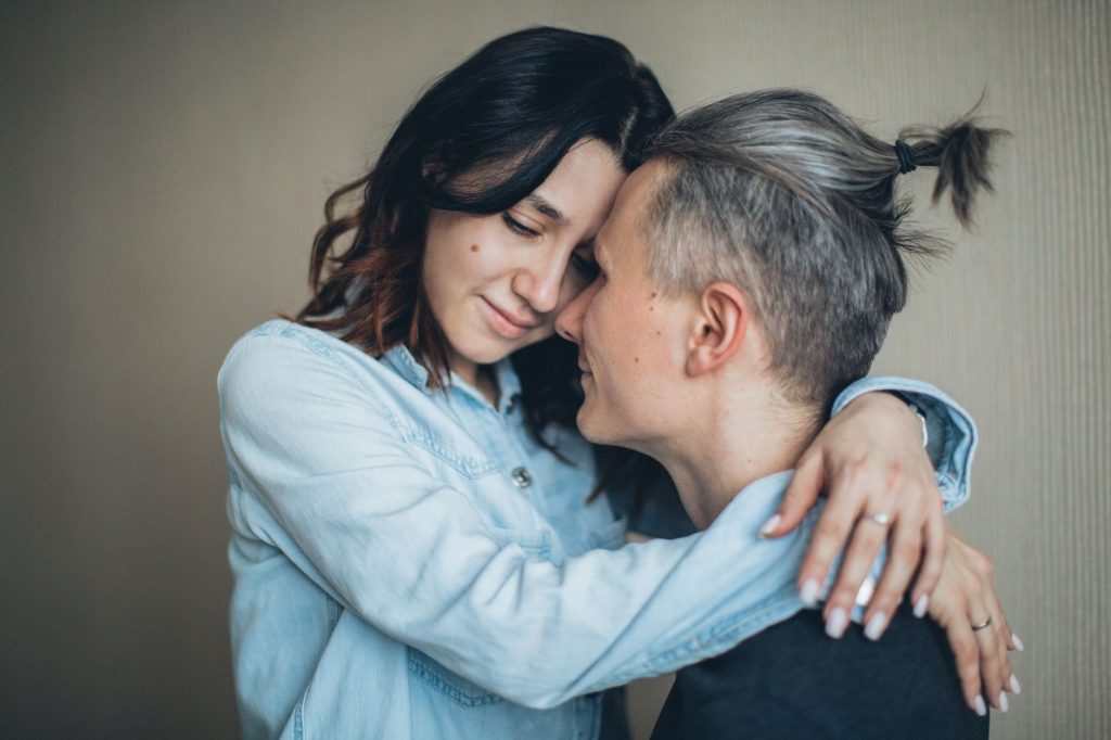 Pareja abrazada
