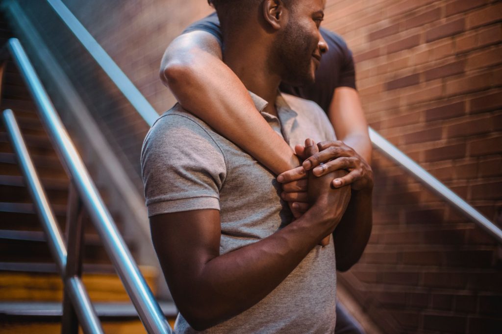 Pareja abrazada