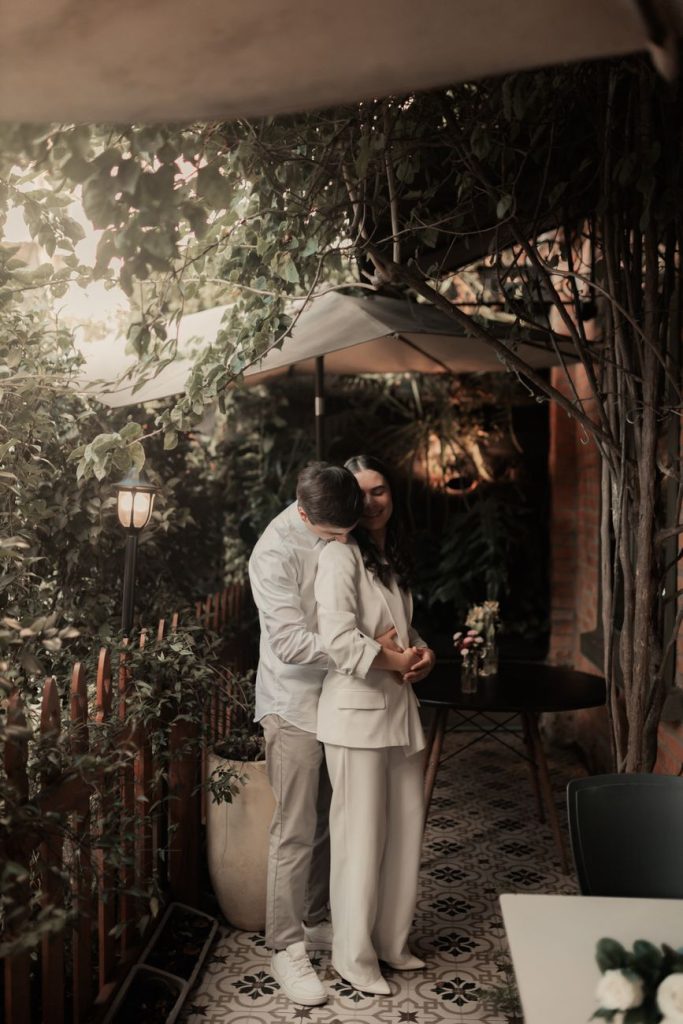 Pareja abrazada