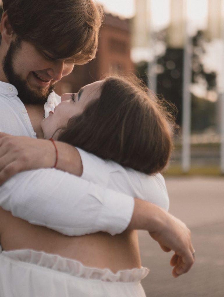 Pareja abrazada